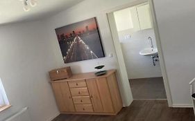 Ferienzimmer Mit Zwei Einzelbetten Und Gemeinschaftkueche